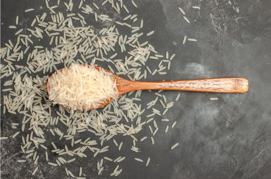 Rice mixed with cloves